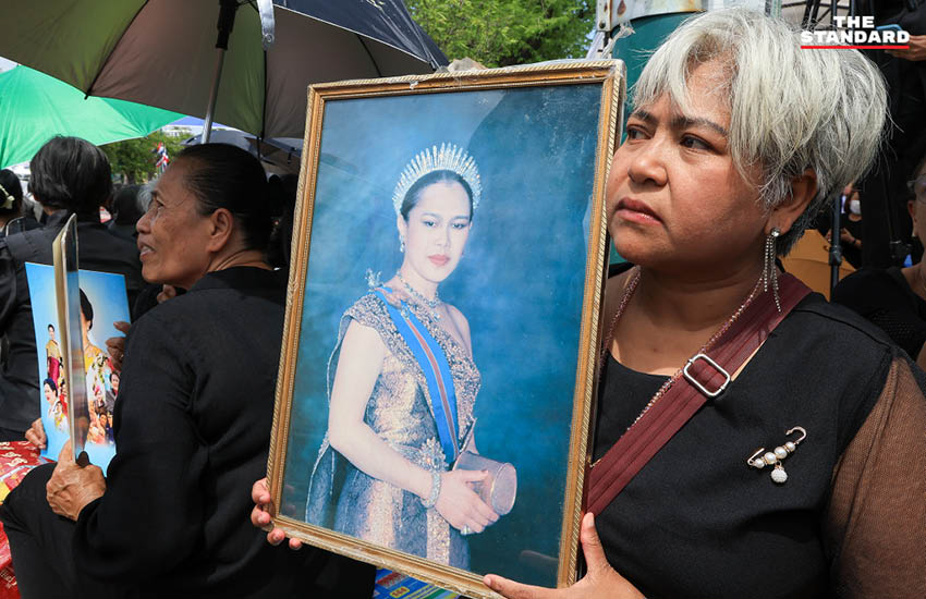 ปวงชนชาวไทยปักหลักรอขบวนอัญเชิญพระบรมศพ สมเด็จพระพันปีหลวง ณ ท้องสนามหลวง 8