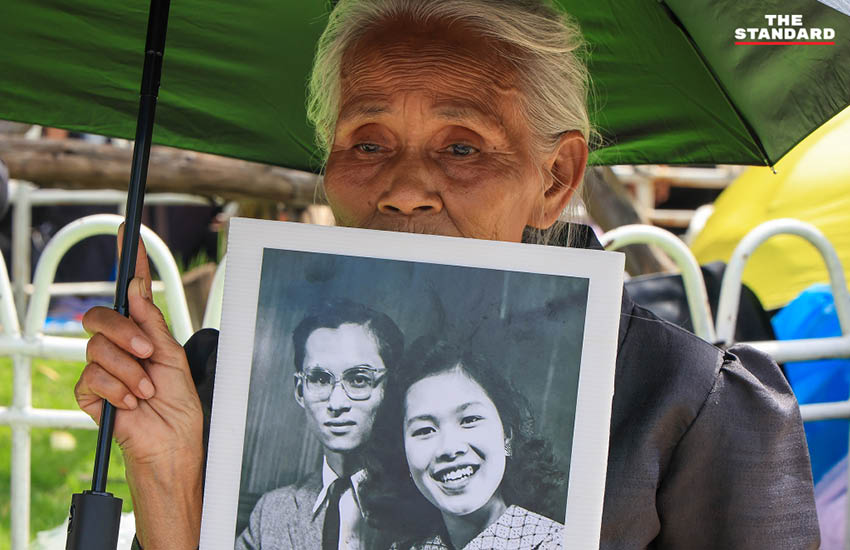 ปวงชนชาวไทยปักหลักรอขบวนอัญเชิญพระบรมศพ สมเด็จพระพันปีหลวง ณ ท้องสนามหลวง 9