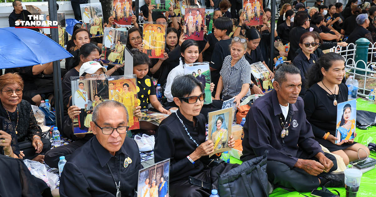 ปวงชนชาวไทยปักหลักรอขบวนอัญเชิญพระบรมศพ สมเด็จพระพันปีหลวง ณ ท้องสนามหลวง