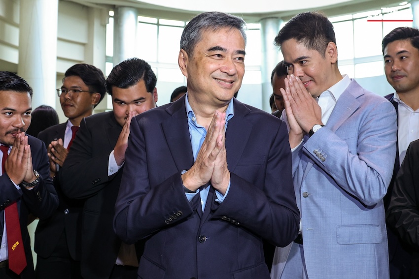ประชุมใหญ่ฯ เลือกหัวหน้าพรรคประชาธิปัตย์คนใหม่คึกคัก **อภิสิทธิ์**บอกใจไม่เคยไปไหน **เดชอิศม์**โผกอดทักทาย 1