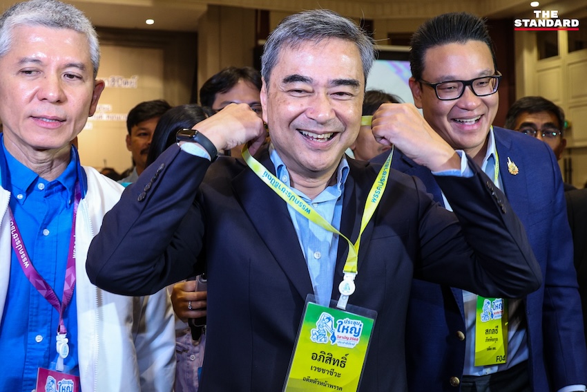 ประชุมใหญ่ฯ เลือกหัวหน้าพรรคประชาธิปัตย์คนใหม่คึกคัก **อภิสิทธิ์**บอกใจไม่เคยไปไหน **เดชอิศม์**โผกอดทักทาย 10