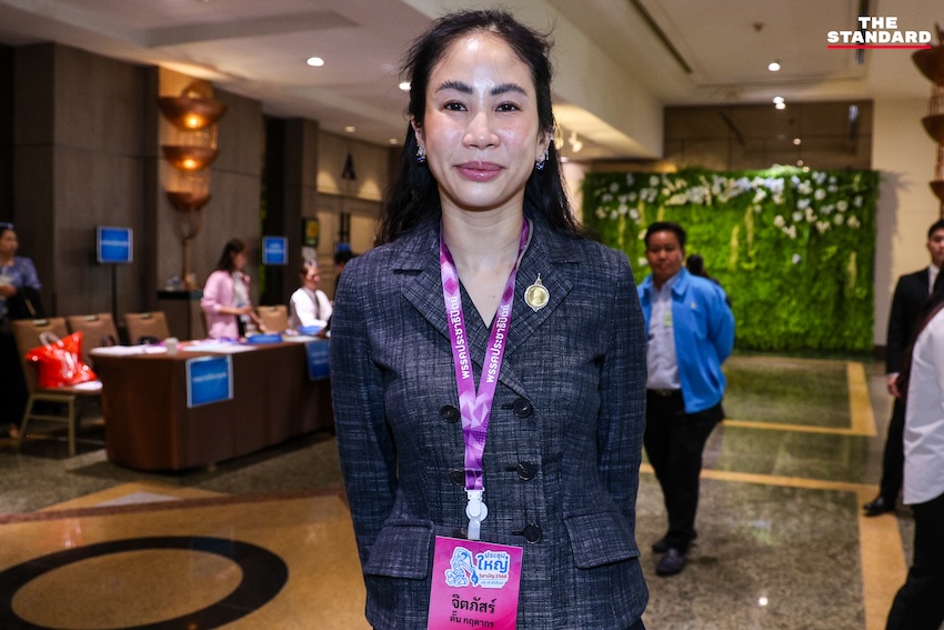 ประชุมใหญ่ฯ เลือกหัวหน้าพรรคประชาธิปัตย์คนใหม่คึกคัก **อภิสิทธิ์**บอกใจไม่เคยไปไหน **เดชอิศม์**โผกอดทักทาย 11