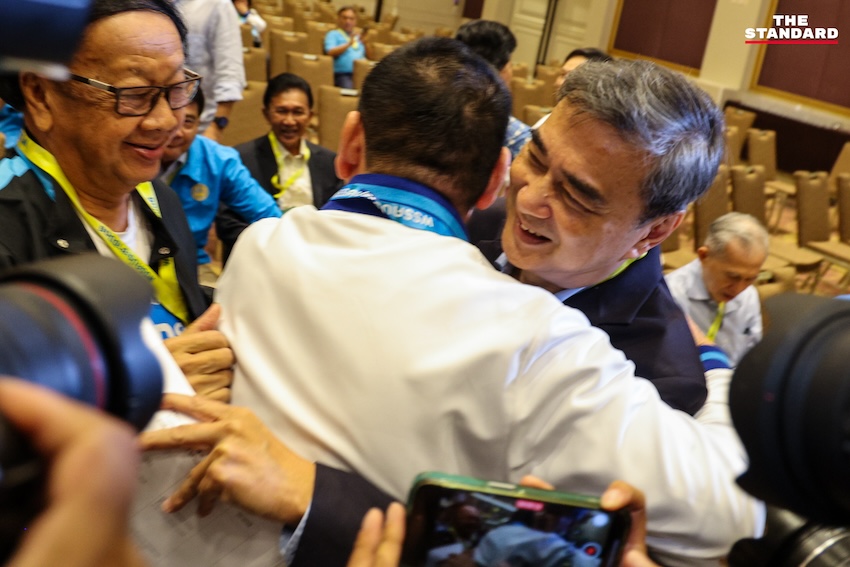 ประชุมใหญ่ฯ เลือกหัวหน้าพรรคประชาธิปัตย์คนใหม่คึกคัก **อภิสิทธิ์**บอกใจไม่เคยไปไหน **เดชอิศม์**โผกอดทักทาย 14