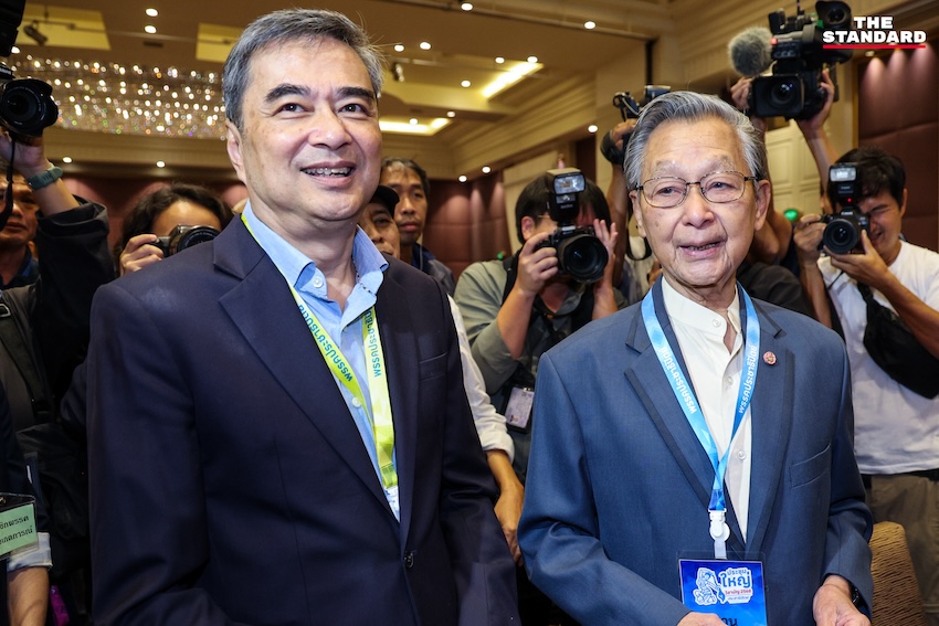 ประชุมใหญ่ฯ เลือกหัวหน้าพรรคประชาธิปัตย์คนใหม่คึกคัก **อภิสิทธิ์**บอกใจไม่เคยไปไหน **เดชอิศม์**โผกอดทักทาย 2