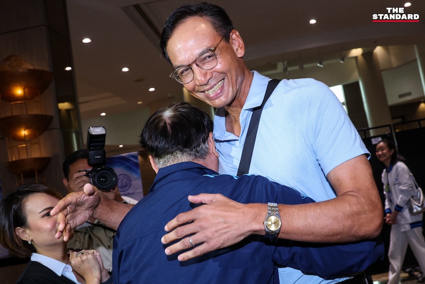 ประชุมใหญ่ฯ เลือกหัวหน้าพรรคประชาธิปัตย์คนใหม่คึกคัก **อภิสิทธิ์**บอกใจไม่เคยไปไหน **เดชอิศม์**โผกอดทักทาย 4