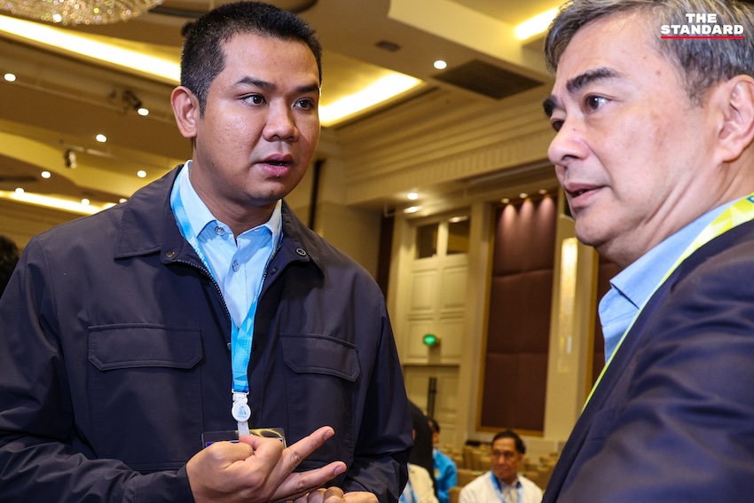 ประชุมใหญ่ฯ เลือกหัวหน้าพรรคประชาธิปัตย์คนใหม่คึกคัก **อภิสิทธิ์**บอกใจไม่เคยไปไหน **เดชอิศม์**โผกอดทักทาย 8