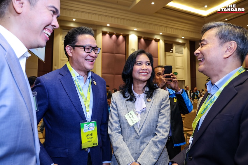 ประชุมใหญ่ฯ เลือกหัวหน้าพรรคประชาธิปัตย์คนใหม่คึกคัก **อภิสิทธิ์**บอกใจไม่เคยไปไหน **เดชอิศม์**โผกอดทักทาย 9