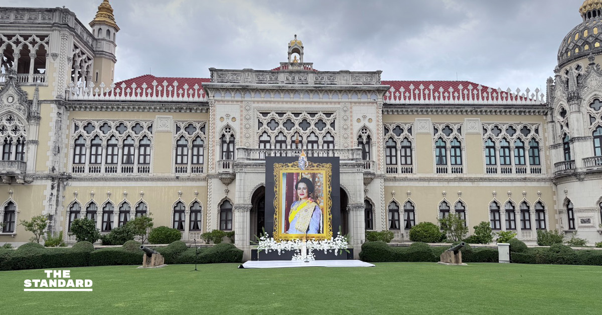 ทำเนียบรัฐบาล ประดับ พระฉายาลักษณ์ สมเด็จพระพันปีหลวง หน้าตึกไทยคู่ฟ้า ก่อนจัดพิธี ตักบาตรครบสัตตมวาร ถวายเป็นพระราชกุศลพรุ่งนี้