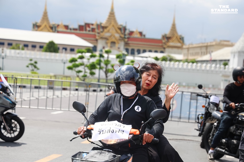 ประชาชนหลั่งไหลถวายสักการะ พระบรมศพสมเด็จพระพันปีหลวง ในพระบรมมหาราชวัง - จิตอาสาจัดรถรับ-ส่งฟรีอำนวยความสะดวก 1