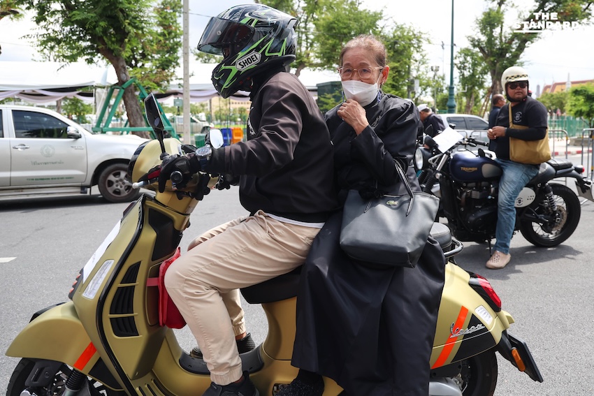 ประชาชนหลั่งไหลถวายสักการะ พระบรมศพสมเด็จพระพันปีหลวง ในพระบรมมหาราชวัง - จิตอาสาจัดรถรับ-ส่งฟรีอำนวยความสะดวก 10