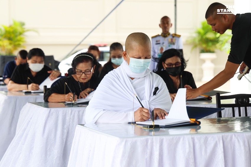 ประชาชนหลั่งไหลถวายสักการะ พระบรมศพสมเด็จพระพันปีหลวง ในพระบรมมหาราชวัง - จิตอาสาจัดรถรับ-ส่งฟรีอำนวยความสะดวก 2