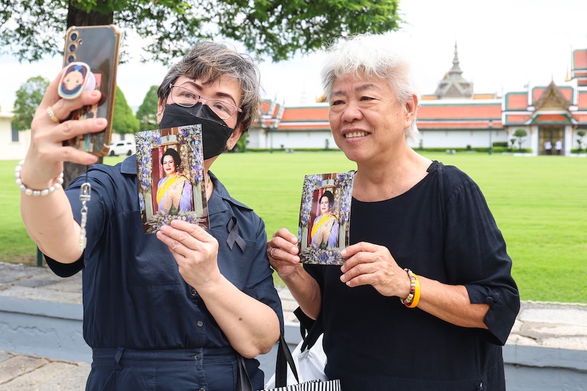 ประชาชนหลั่งไหลถวายสักการะ พระบรมศพสมเด็จพระพันปีหลวง ในพระบรมมหาราชวัง - จิตอาสาจัดรถรับ-ส่งฟรีอำนวยความสะดวก 3