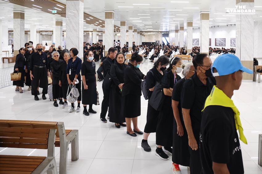 ประชาชนหลั่งไหลถวายสักการะ พระบรมศพสมเด็จพระพันปีหลวง ในพระบรมมหาราชวัง - จิตอาสาจัดรถรับ-ส่งฟรีอำนวยความสะดวก 4