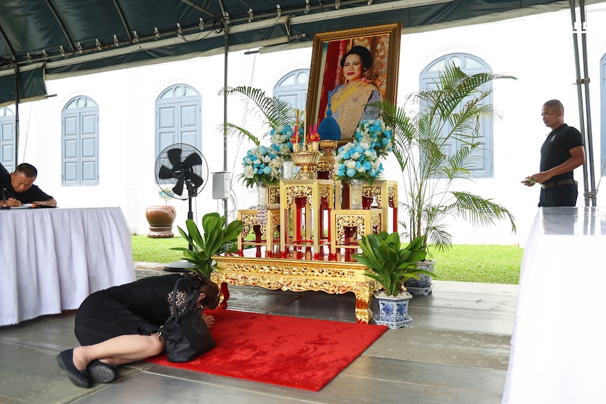 ประชาชนหลั่งไหลถวายสักการะ พระบรมศพสมเด็จพระพันปีหลวง ในพระบรมมหาราชวัง - จิตอาสาจัดรถรับ-ส่งฟรีอำนวยความสะดวก 5