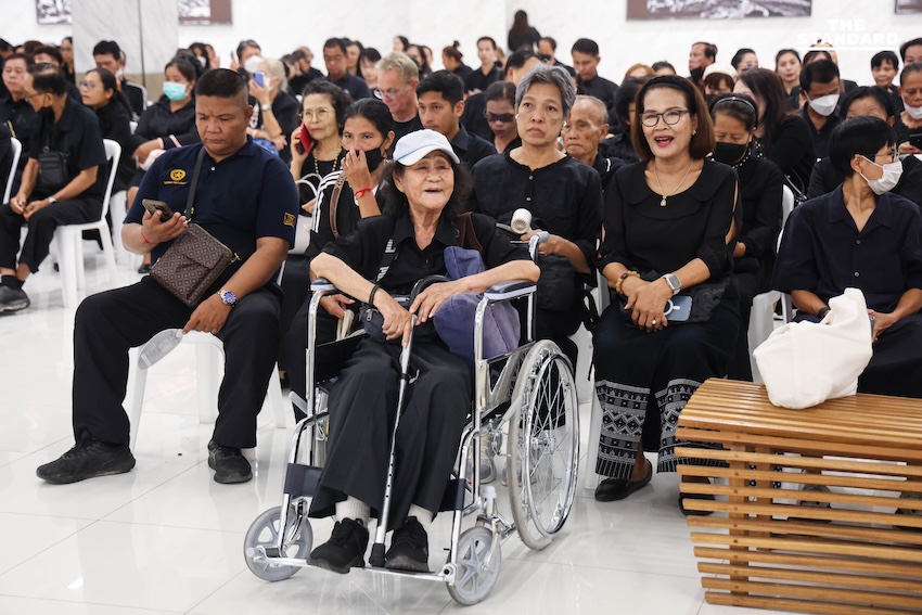 ประชาชนหลั่งไหลถวายสักการะ พระบรมศพสมเด็จพระพันปีหลวง ในพระบรมมหาราชวัง - จิตอาสาจัดรถรับ-ส่งฟรีอำนวยความสะดวก 6