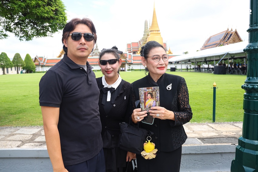 ประชาชนหลั่งไหลถวายสักการะ พระบรมศพสมเด็จพระพันปีหลวง ในพระบรมมหาราชวัง - จิตอาสาจัดรถรับ-ส่งฟรีอำนวยความสะดวก 7