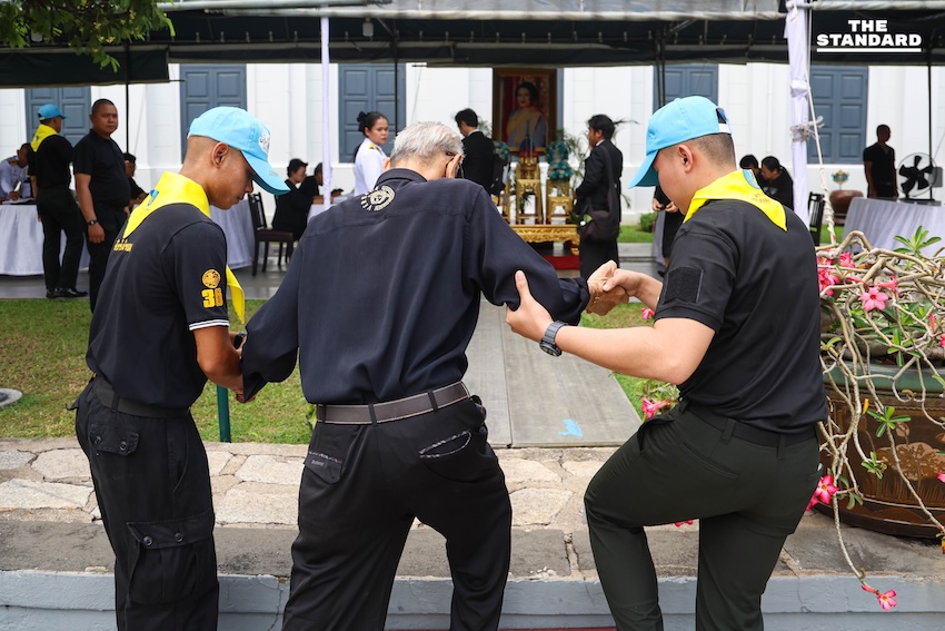 ประชาชนหลั่งไหลถวายสักการะ พระบรมศพสมเด็จพระพันปีหลวง ในพระบรมมหาราชวัง - จิตอาสาจัดรถรับ-ส่งฟรีอำนวยความสะดวก 8