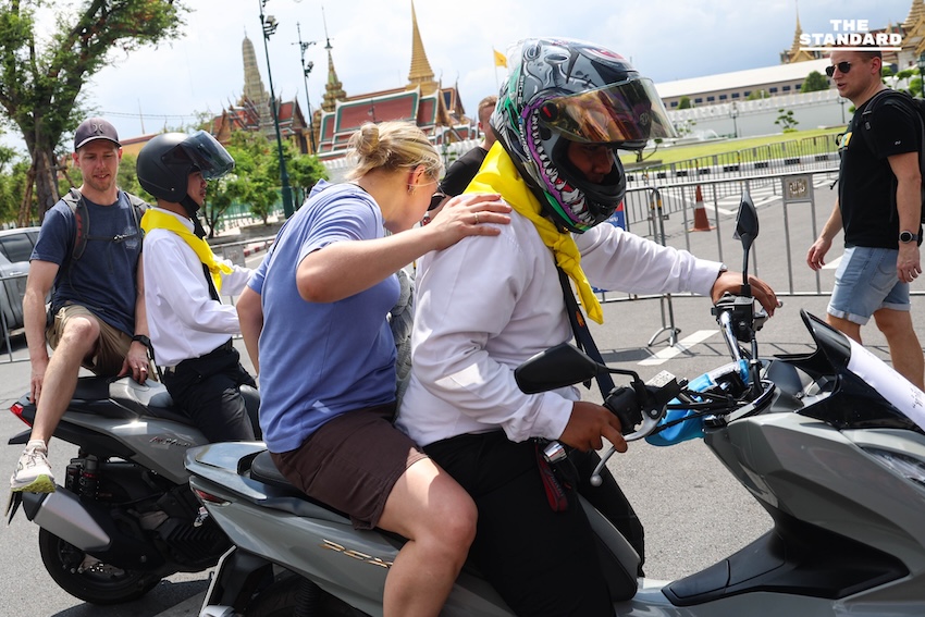 ประชาชนหลั่งไหลถวายสักการะ พระบรมศพสมเด็จพระพันปีหลวง ในพระบรมมหาราชวัง - จิตอาสาจัดรถรับ-ส่งฟรีอำนวยความสะดวก 9