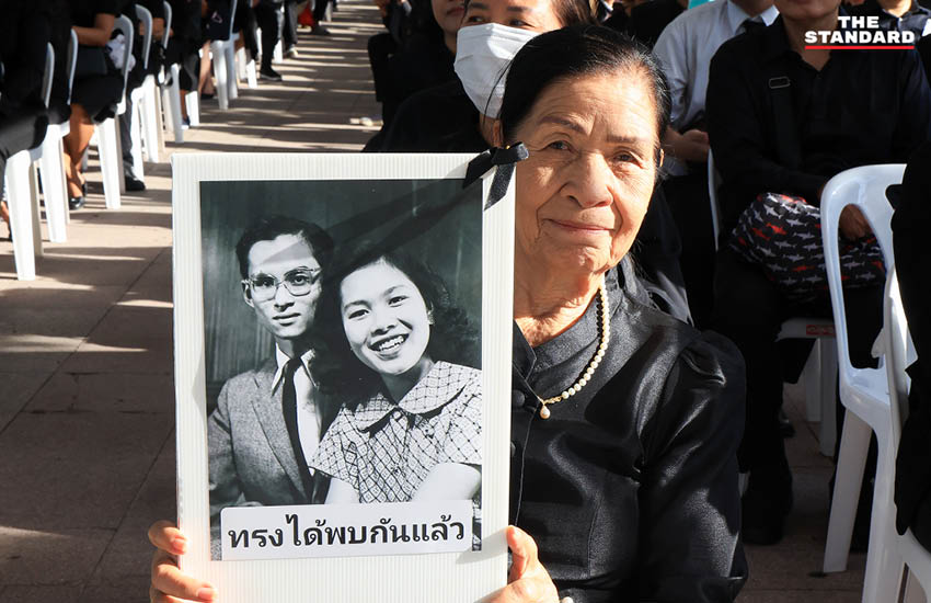 ประชาชนหลั่งไหลถวายน้ำสรงพระบรมศพ สมเด็จพระพันปีหลวง ณ ศาลาสหทัยสมาคม 1