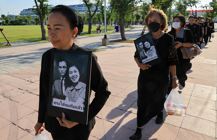 ประชาชนหลั่งไหลถวายน้ำสรงพระบรมศพ สมเด็จพระพันปีหลวง ณ ศาลาสหทัยสมาคม 11