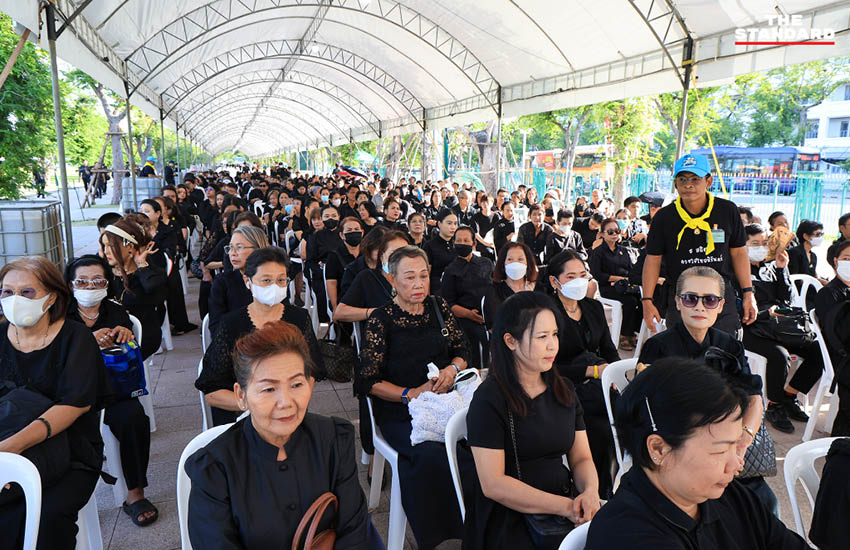 ประชาชนหลั่งไหลถวายน้ำสรงพระบรมศพ สมเด็จพระพันปีหลวง ณ ศาลาสหทัยสมาคม 12