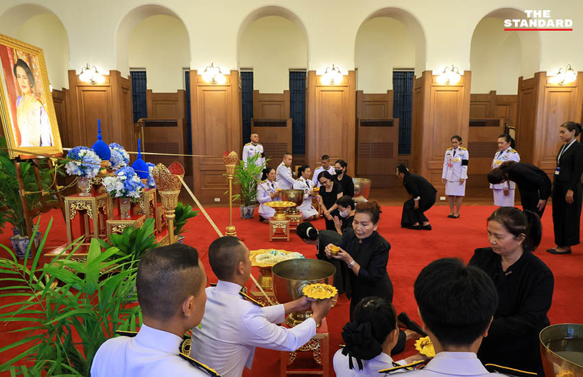 ประชาชนหลั่งไหลถวายน้ำสรงพระบรมศพ สมเด็จพระพันปีหลวง ณ ศาลาสหทัยสมาคม 2