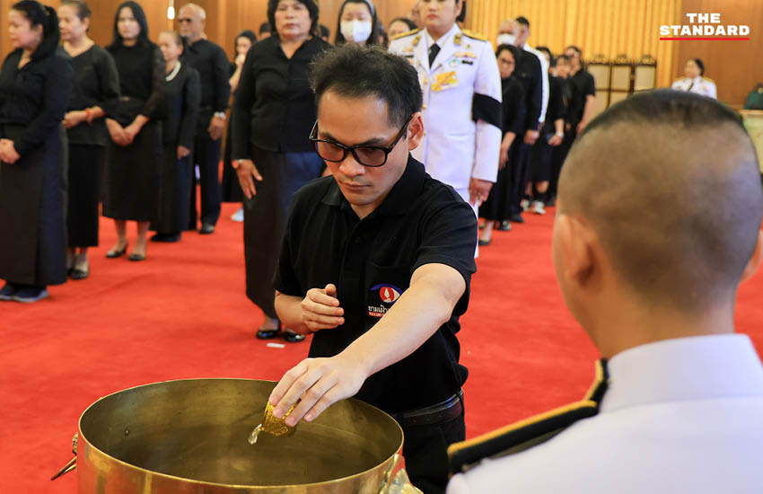 ประชาชนหลั่งไหลถวายน้ำสรงพระบรมศพ สมเด็จพระพันปีหลวง ณ ศาลาสหทัยสมาคม 3