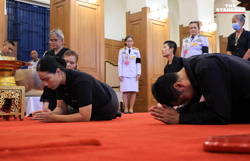 ประชาชนหลั่งไหลถวายน้ำสรงพระบรมศพ สมเด็จพระพันปีหลวง ณ ศาลาสหทัยสมาคม 4