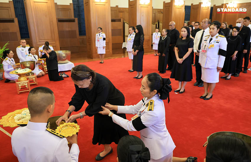 ประชาชนหลั่งไหลถวายน้ำสรงพระบรมศพ สมเด็จพระพันปีหลวง ณ ศาลาสหทัยสมาคม 5