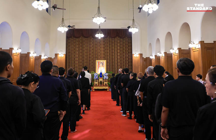 ประชาชนหลั่งไหลถวายน้ำสรงพระบรมศพ สมเด็จพระพันปีหลวง ณ ศาลาสหทัยสมาคม 6