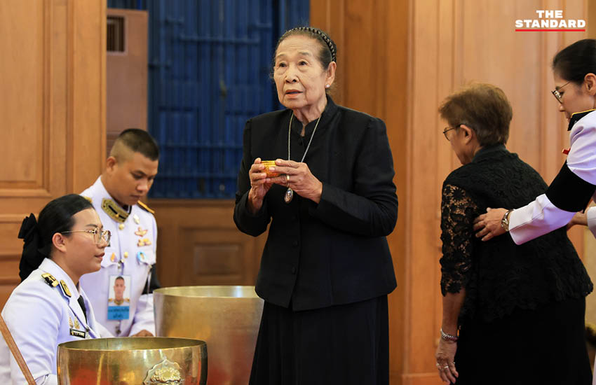 ประชาชนหลั่งไหลถวายน้ำสรงพระบรมศพ สมเด็จพระพันปีหลวง ณ ศาลาสหทัยสมาคม 7