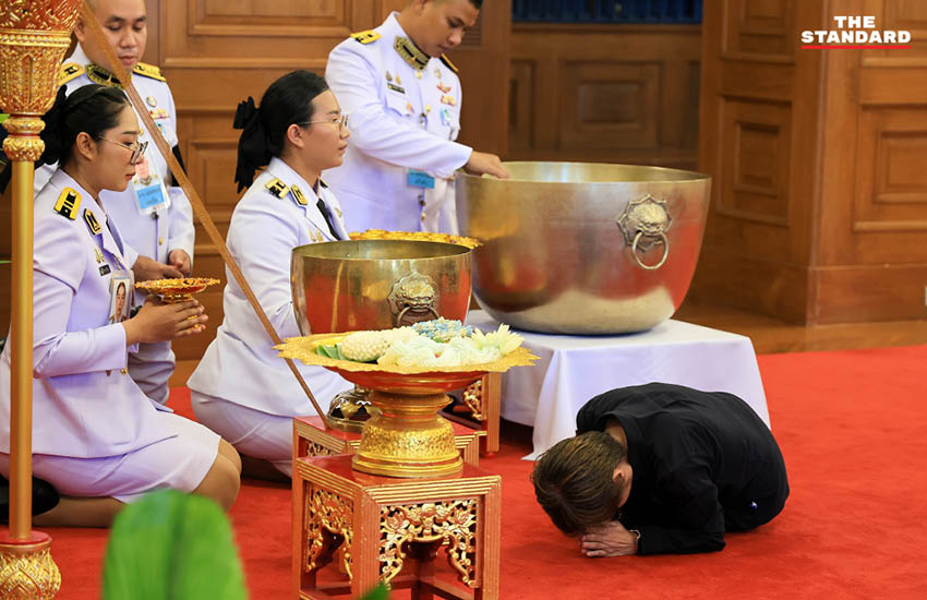 ประชาชนหลั่งไหลถวายน้ำสรงพระบรมศพ สมเด็จพระพันปีหลวง ณ ศาลาสหทัยสมาคม 8