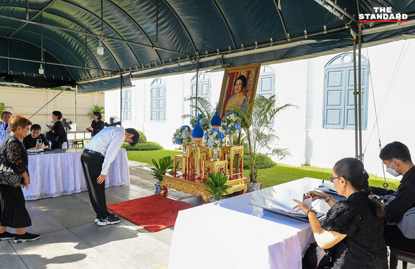 ประชาชนหลั่งไหลถวายน้ำสรงพระบรมศพ สมเด็จพระพันปีหลวง ณ ศาลาสหทัยสมาคม 9