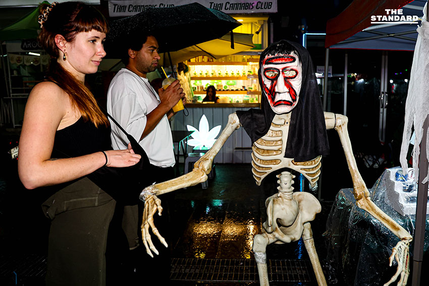 ไทย-เทศ ร่วมแต่งผีฮาโลวีน ถนนข้าวสาร แม้ปรับรูปแบบงดรื่นเริง-แสดงความอาลัย 11