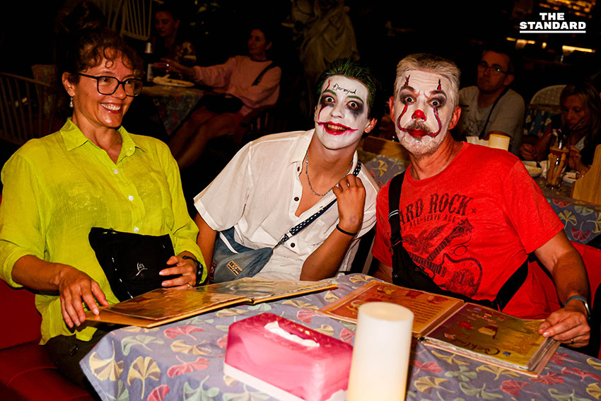 ไทย-เทศ ร่วมแต่งผีฮาโลวีน ถนนข้าวสาร แม้ปรับรูปแบบงดรื่นเริง-แสดงความอาลัย 13