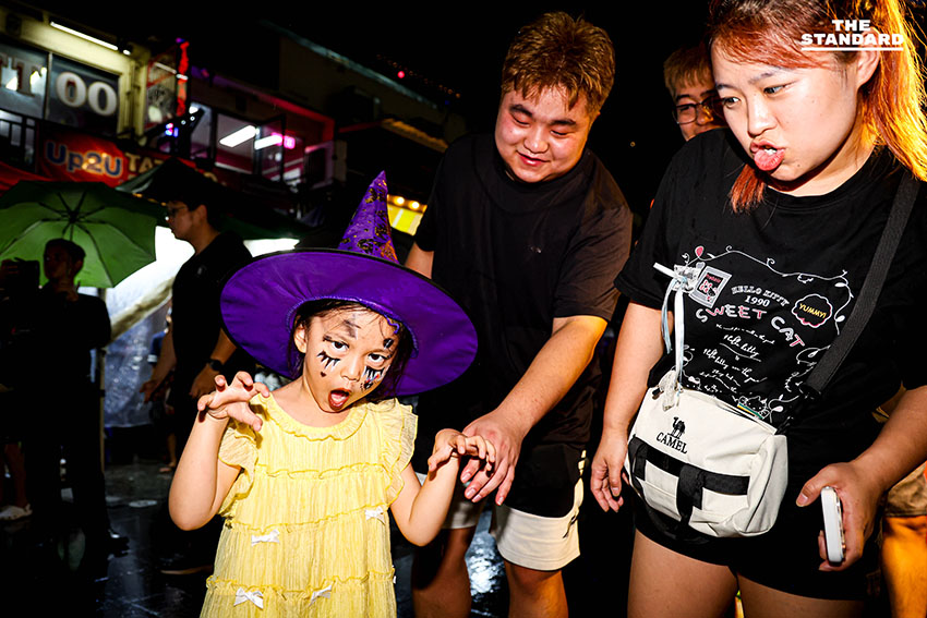 ไทย-เทศ ร่วมแต่งผีฮาโลวีน ถนนข้าวสาร แม้ปรับรูปแบบงดรื่นเริง-แสดงความอาลัย 14