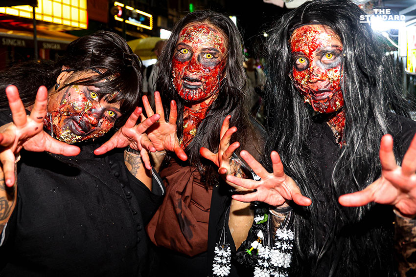 ไทย-เทศ ร่วมแต่งผีฮาโลวีน ถนนข้าวสาร แม้ปรับรูปแบบงดรื่นเริง-แสดงความอาลัย 15