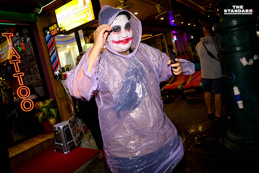 ไทย-เทศ ร่วมแต่งผีฮาโลวีน ถนนข้าวสาร แม้ปรับรูปแบบงดรื่นเริง-แสดงความอาลัย 16