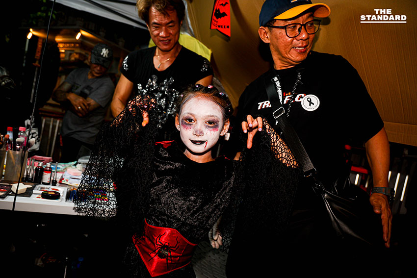 ไทย-เทศ ร่วมแต่งผีฮาโลวีน ถนนข้าวสาร แม้ปรับรูปแบบงดรื่นเริง-แสดงความอาลัย 17