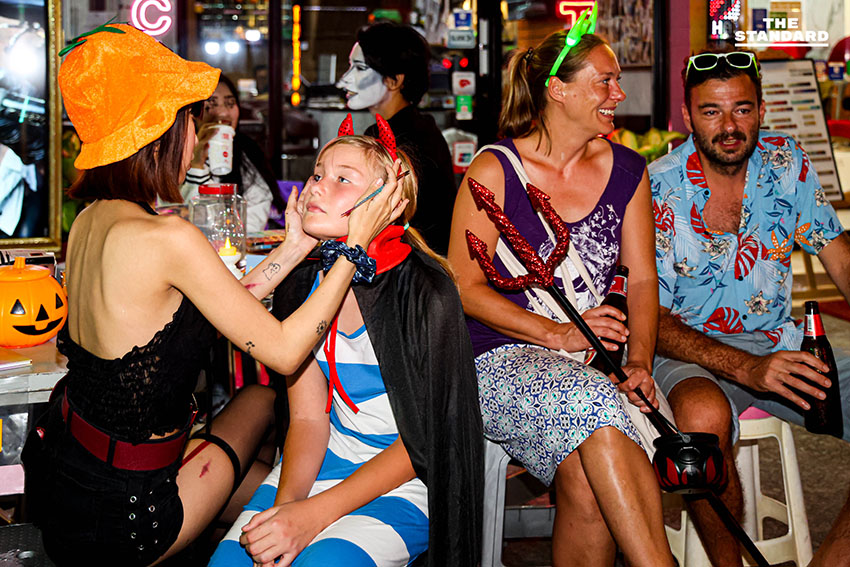 ไทย-เทศ ร่วมแต่งผีฮาโลวีน ถนนข้าวสาร แม้ปรับรูปแบบงดรื่นเริง-แสดงความอาลัย 7