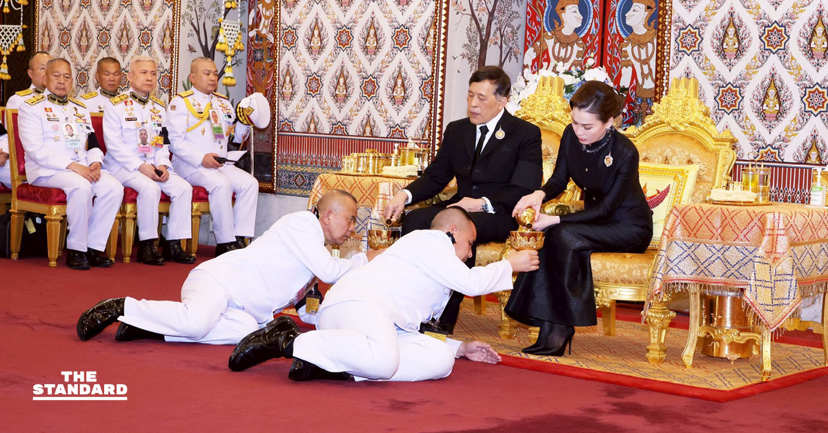 พระบาทสมเด็จพระเจ้าอยู่หัว และสมเด็จพระนางเจ้าฯ พระบรมราชินี เสด็จฯ ทรงบำเพ็ญพระราชกุศลสวดพระอภิธรรม พระบรมศพสมเด็จพระพันปีหลวง ณ พระบรมมหาราชวัง