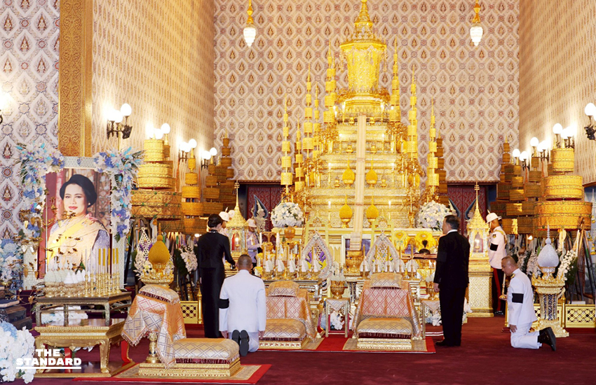 ในหลวง พระราชินี ทรงบำเพ็ญพระราชกุศลถวายพระบรมศพ สมเด็จพระพันปีหลวง เป็นวันที่ 3 2