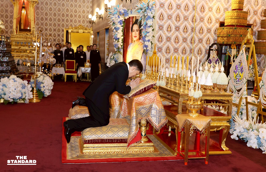 ในหลวง พระราชินี ทรงบำเพ็ญพระราชกุศลถวายพระบรมศพ สมเด็จพระพันปีหลวง เป็นวันที่ 3 3