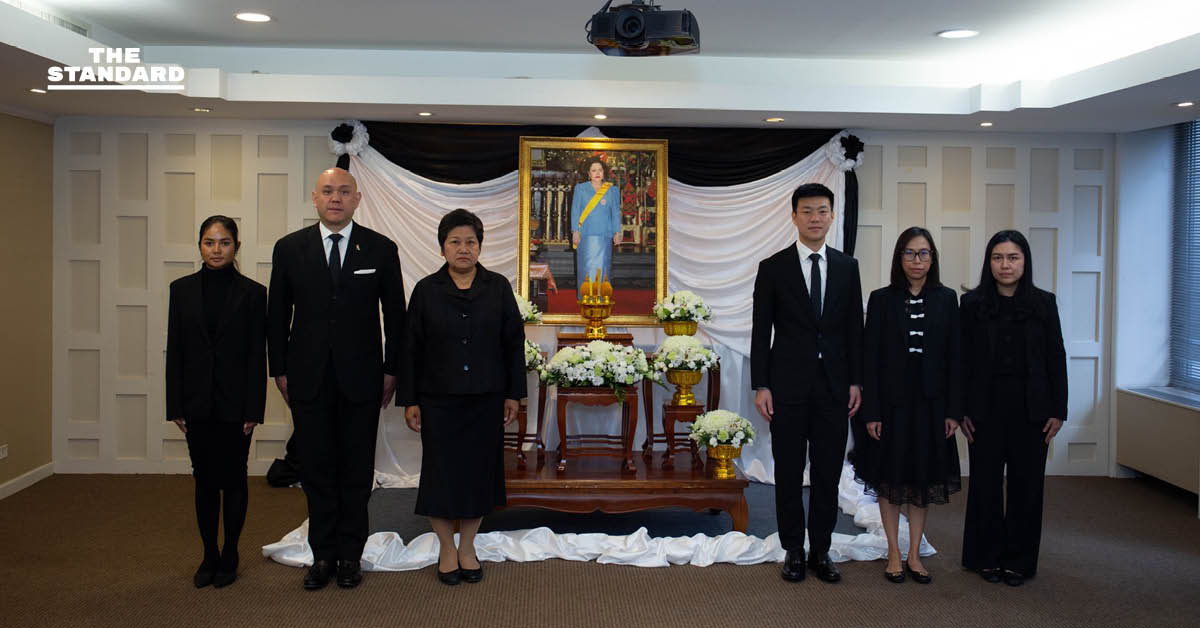 ณัฐพงษ์ หัวหน้าพรรคประชาชน ร่วมลงนามถวายความอาลัย สมเด็จพระพันปีหลวง สถานกงสุลใหญ่ นครนิวยอร์ก ระหว่างเยือน สหรัฐฯ