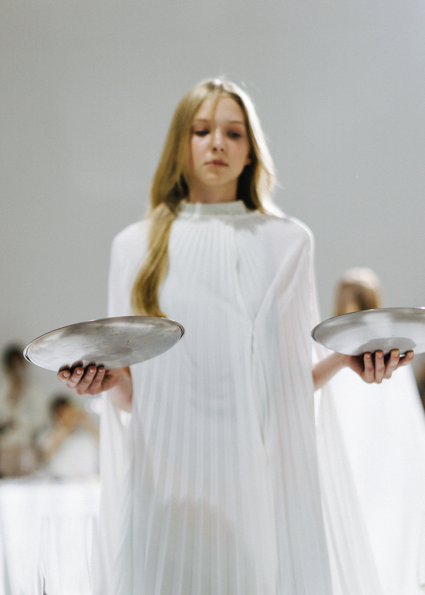 THE PARROT FALL/WINTER 2025 แฟชั่นโชว์ Performance Art ที่ทำร่วมกับ Emie Cake Studio 1