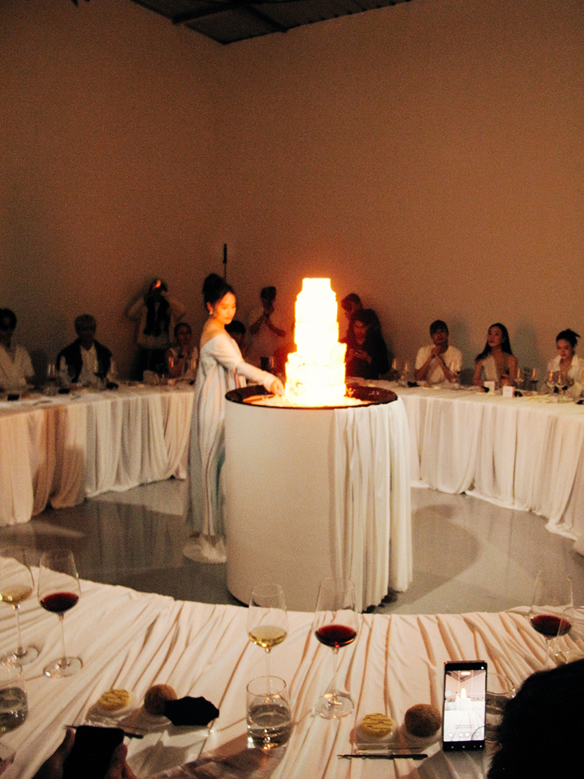 THE PARROT FALL/WINTER 2025 แฟชั่นโชว์ Performance Art ที่ทำร่วมกับ Emie Cake Studio 2
