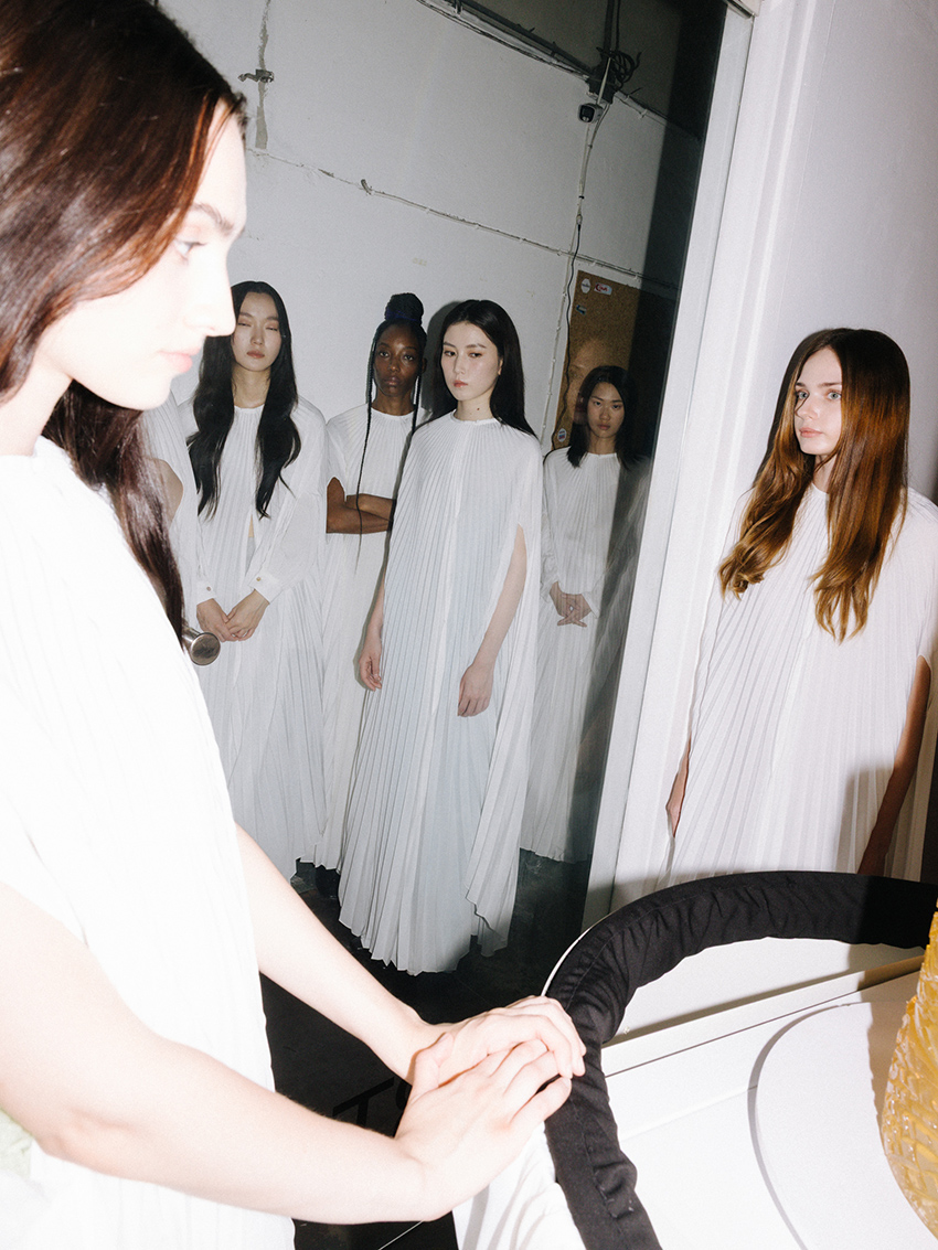 THE PARROT FALL/WINTER 2025 แฟชั่นโชว์ Performance Art ที่ทำร่วมกับ Emie Cake Studio 3