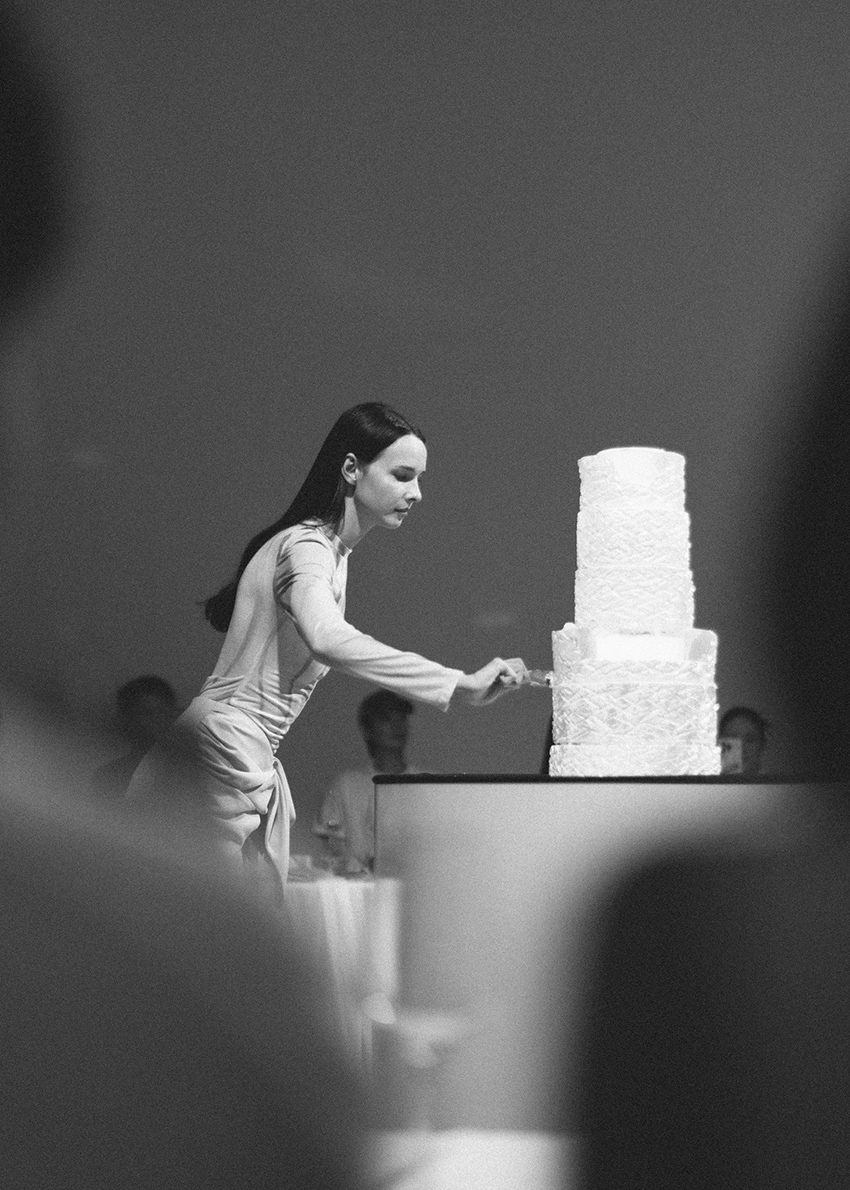 THE PARROT FALL/WINTER 2025 แฟชั่นโชว์ Performance Art ที่ทำร่วมกับ Emie Cake Studio 4