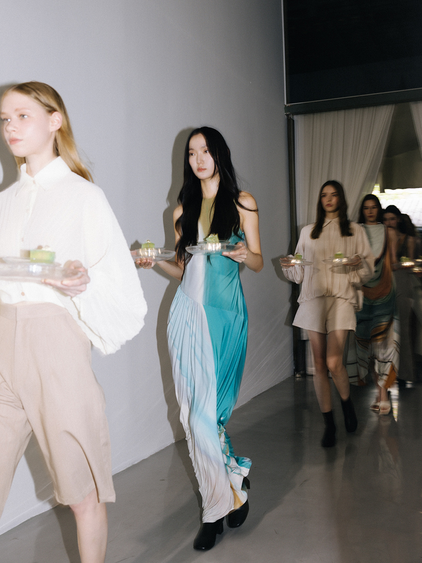 THE PARROT FALL/WINTER 2025 แฟชั่นโชว์ Performance Art ที่ทำร่วมกับ Emie Cake Studio 5