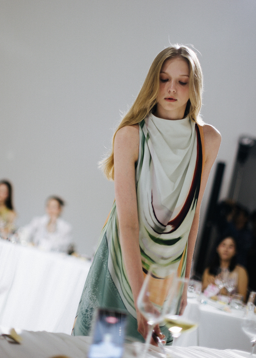 THE PARROT FALL/WINTER 2025 แฟชั่นโชว์ Performance Art ที่ทำร่วมกับ Emie Cake Studio 7
